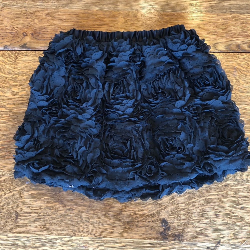 Girls black, floral roset skirt, xs